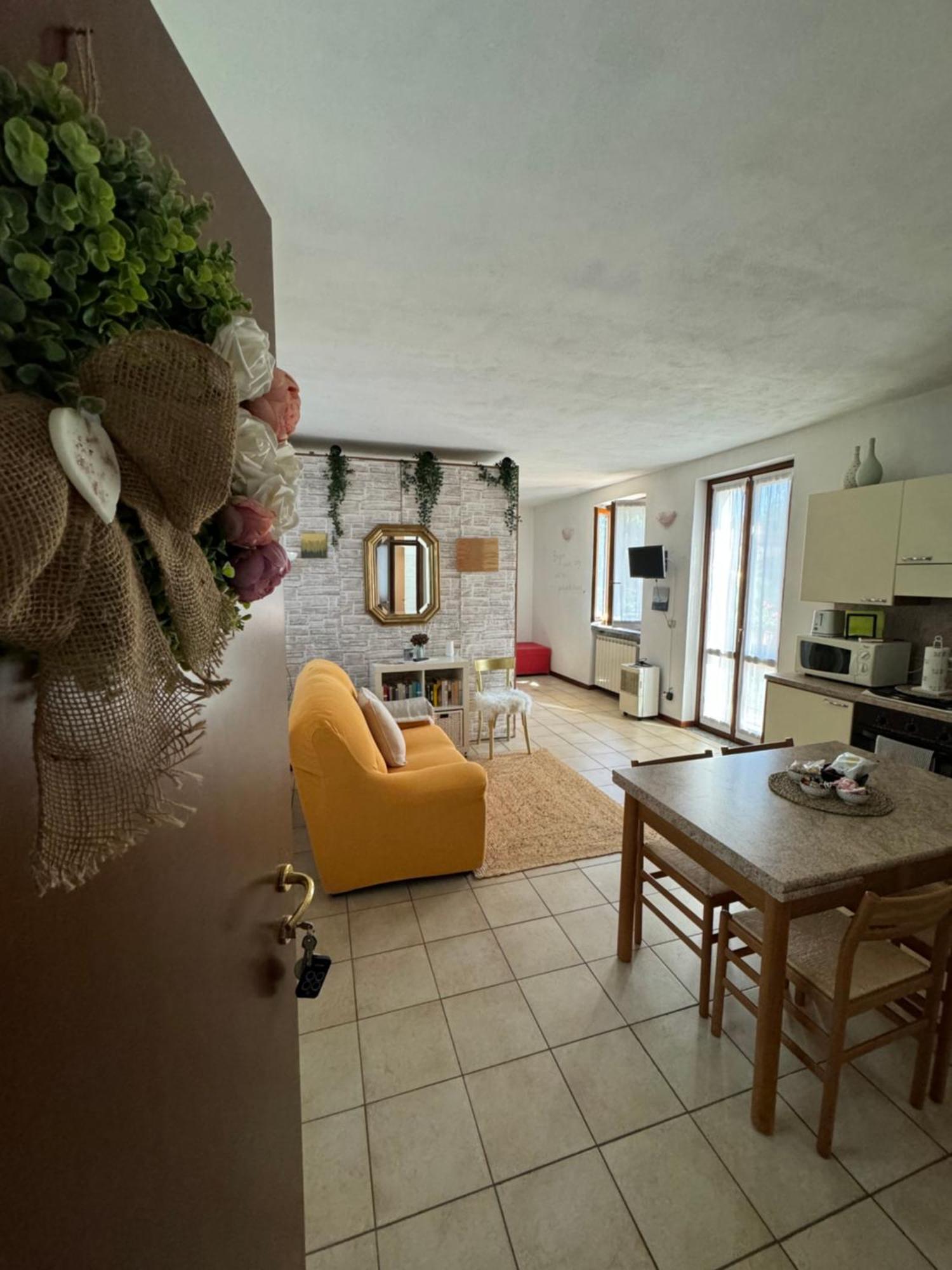 Casa Nonna Elide Lägenhet Besozzo Exteriör bild