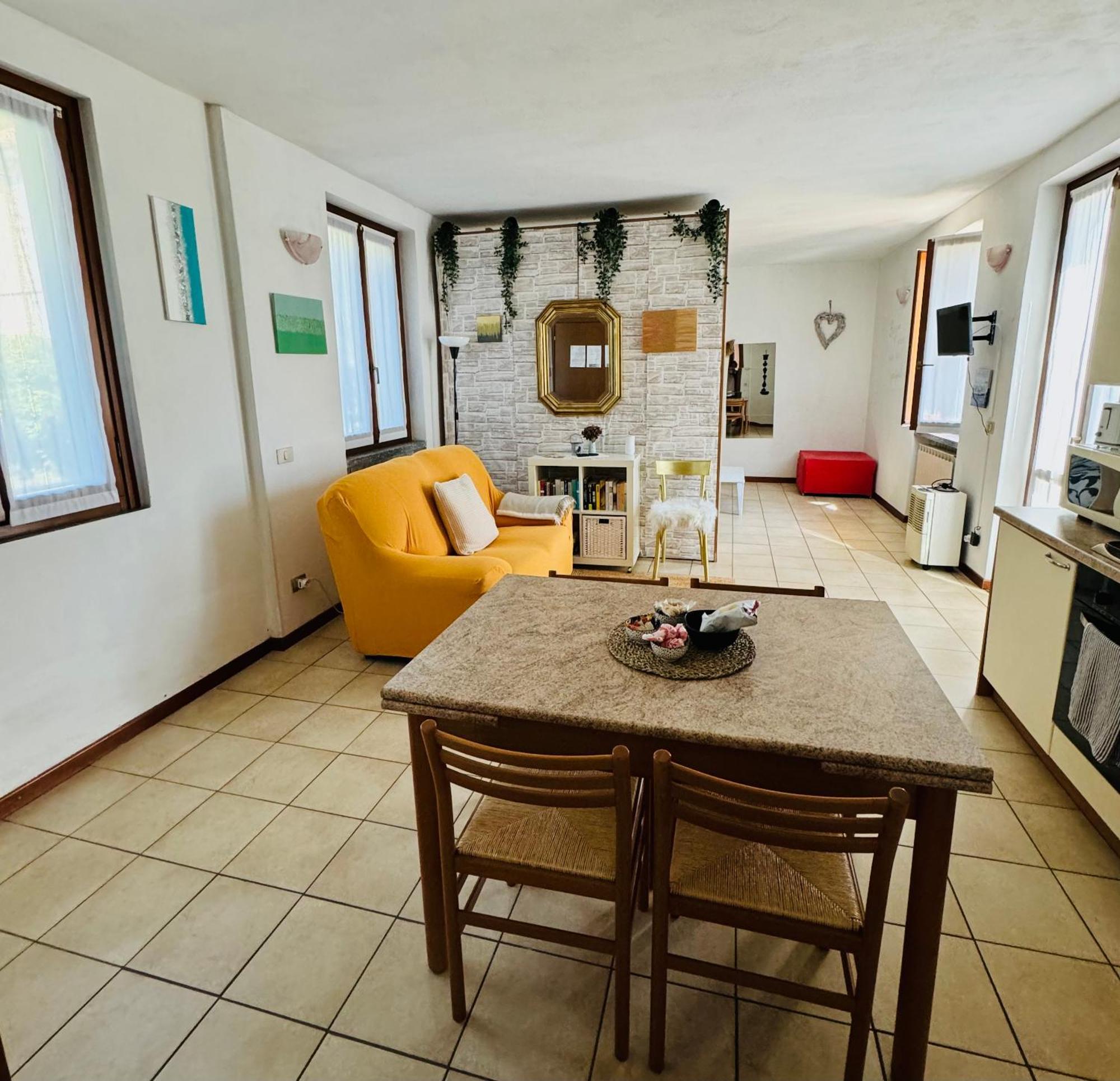 Casa Nonna Elide Lägenhet Besozzo Exteriör bild