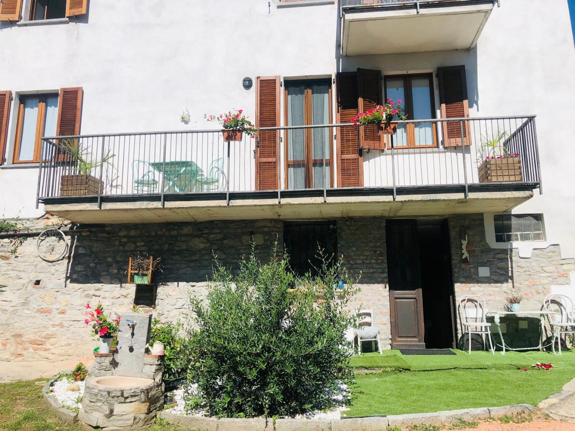Casa Nonna Elide Lägenhet Besozzo Exteriör bild